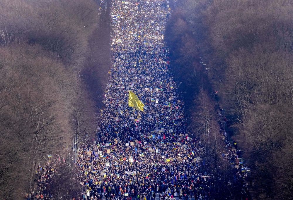 Berlin : People walk down the bulevard 'Strasse des 17. Juni' ahead of a rally against Russia's invasion of Ukraine in Berlin, Germany, Sunday, Feb. 27, 2022.AP/PTI(