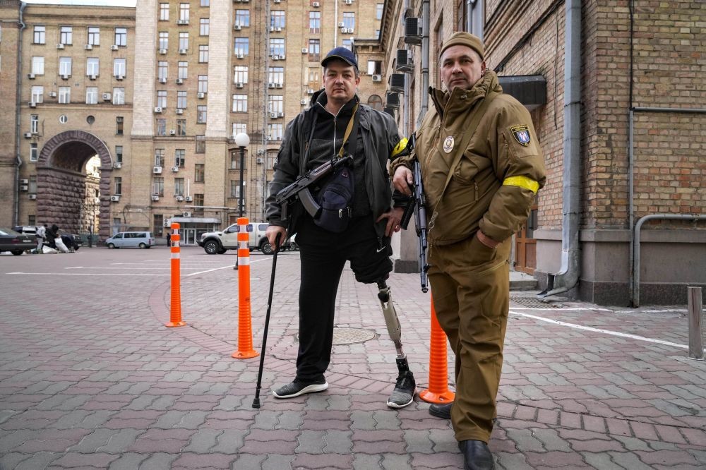 Kyiv: Armed civil defense men pose for a photo while patroling an empty street due to curfew in Kyiv, Ukraine, Sunday, Feb. 27, 2022. Ukrainian authorities say that Russian troops have entered Ukraine's second-largest city of Kharkiv. Russian troops also put increasing pressure on strategic ports in the country's south following a wave of attacks on airfields and fuel facilities elsewhere that appeared to mark a new phase of Russia's invasion. AP/PT