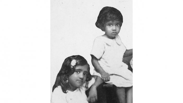 Childhood photo of late singer Lata Mangeshkar and Asha Bhosle. Credit: Instagram/asha.bhosle