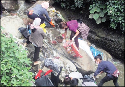 People cleaning the Dzüvürü stream during the 'Save Dzüvürü' Campaign in Kohima on June 5. (Morung Photo by Chizokho Vero)