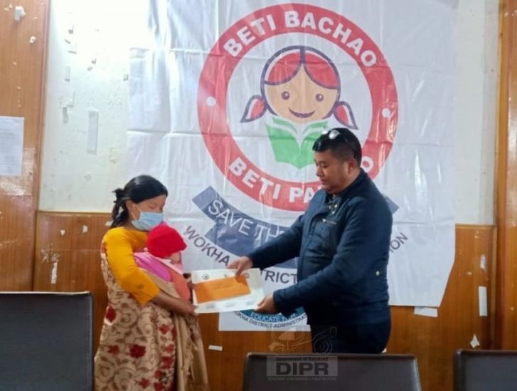 DC Wokha handing over the prize to the winner of the baby show cum at DC’s Conference Hall, Wokha Town on February 11. (DIPR Photo) 