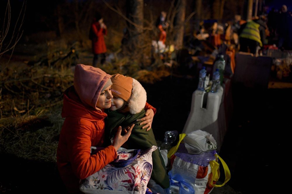 Siret: A woman holds Sofia, 4 year-old, in her arms after crossing the border from Ukraine at the Romanian-Ukrainian border, in Siret, Romania, Friday, Feb. 25, 2022. Romania, which shares around 600 kilometres (372 miles) of borders with Ukraine to the north, is seeing an influx of refugees from the country as many flee Russia's attacks. AP/PTI