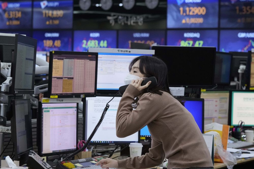 Seoul: A currency trader talks on the phone at the foreign exchange dealing room of the KEB Hana Bank headquarters in Seoul, South Korea, Thursday, Feb. 24, 2022. Asian stock markets followed Wall Street lower Thursday as anxiety about a possible Russian invasion of Ukraine rose. AP/PTI