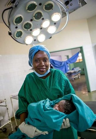 A nurse on a maternity ward in a rural hospital powered by solar energy through the UNDP-led Solar for Heath initiative in Zimbabwe. Credit: Karin Schermbrucker for Slingshot/UNDP