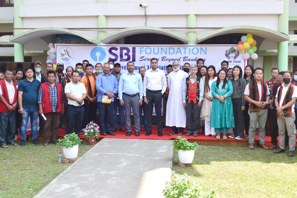 DC Dimapur along with SBI officials and others during the flagging off of farm mechanization equipment to farmers’ club of four adopted villages on March 14.