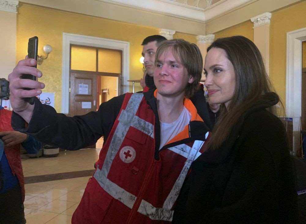 Lviv : Angelina Jolie, Hollywood movie star and UNHCR goodwill ambassador, poses for photo with her fans in Lviv, Ukraine, Saturday, April 30, 2022. Ms Jolie was in Ukraine to meet the children affected by the war and visited hospitals and NGOs helping the injured and displaced. AP/PTI(