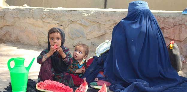 A mother and her children fled conflict in Lashkargah and now live in a displaced persons camp in Kandahar, southern Afghanistan. (UNICEF Afghanistan Photo)