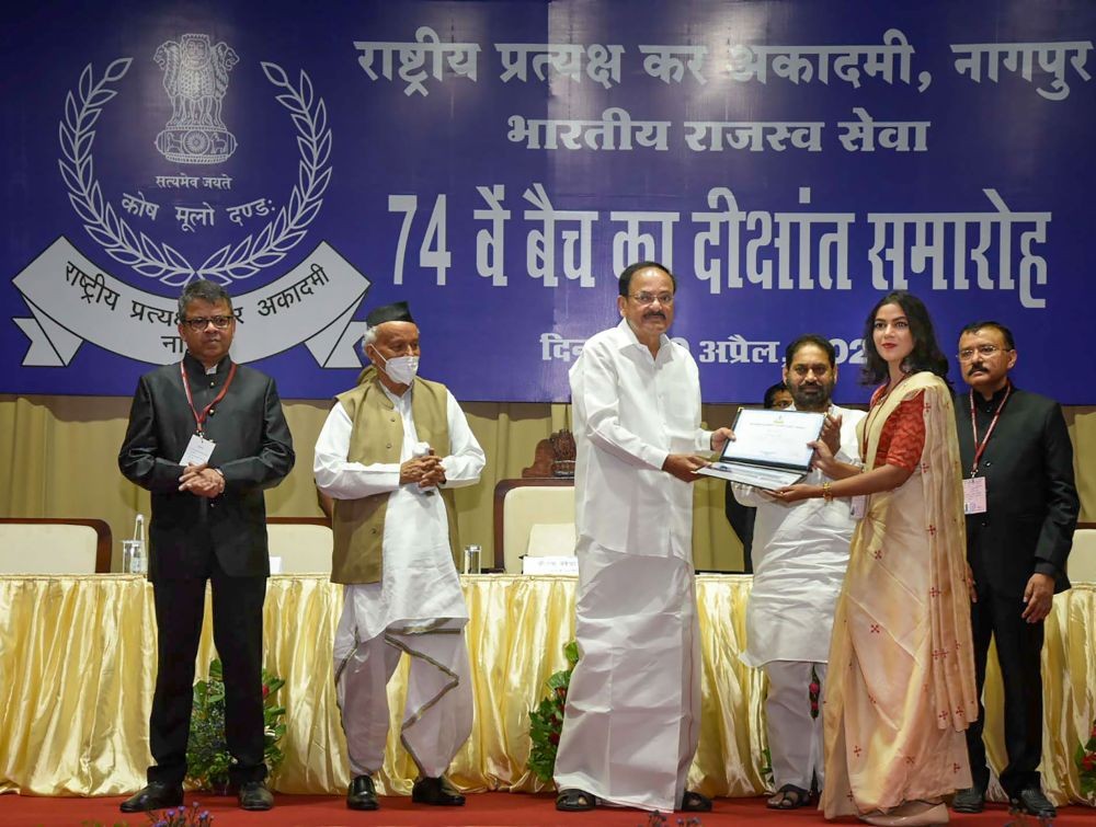 **EDS: HANDOUT PHOTO MADE AVAILABLE FROM VP OFFICE ON FRIDAY, APRIL 29, 2022** Nagpur: Vice President M. Venkaiah Naidu presents certificates and medals to the officer trainees of the 74th Batch of IRS (Income Tax), at National Academy of Direct Taxes (NADT) in Nagpur. (PTI Photo)