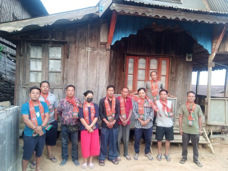 24 Angetyongpang Mandal President Imtichizung Ozukum (3rd from left) and mandal officials along with BJP Chakpa village booth level committee members on April 26.