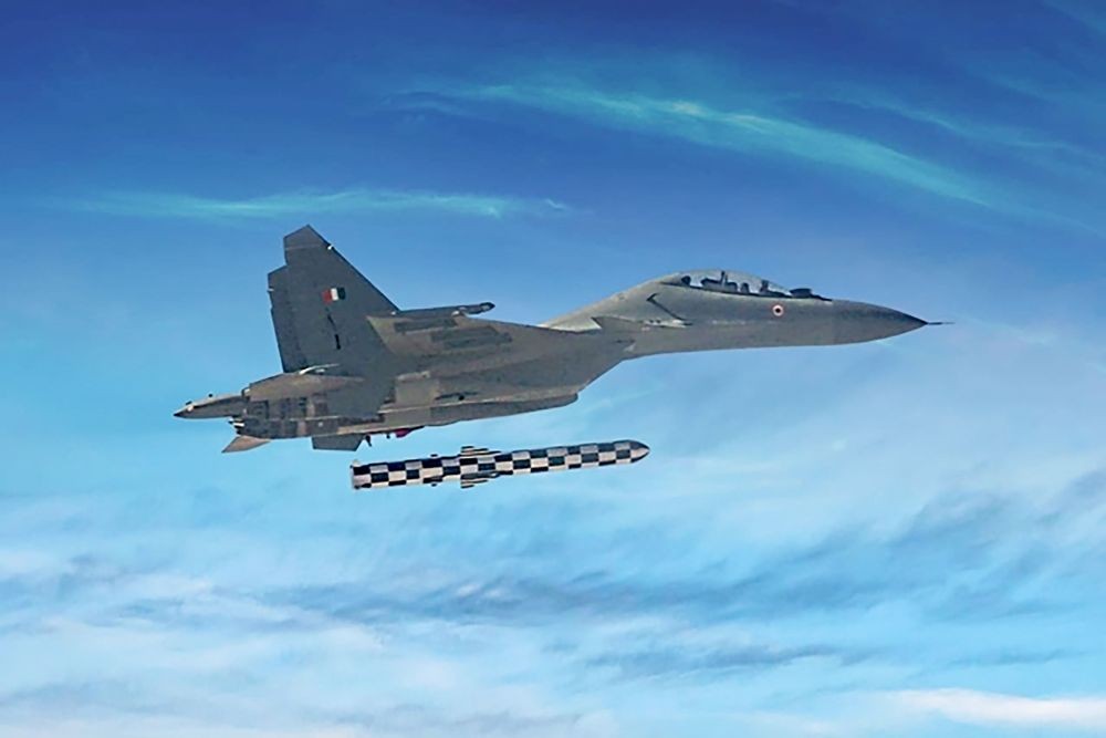 **EDS: HANDOUT PHOTO MADE AVAILABLE FROM PRO(AIR FORCE) ON THURSDAY, MAY 12, 2022** New Delhi: The Indian Air Force (IAF) successfully fired an extended-range version of the BrahMos air launched missile from Su-30 MKI fighter aircraft with a direct hit on the designated target in the Bay of Bengal region. (PTI Photo)