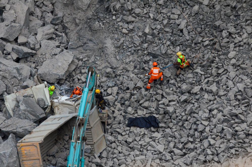 Tirunelveli: NDRF personnel during a rescue operation following a landslide in a stone quarry, at Adaimithipankulam in Tirunelveli, Monday, May 16, 2022. (PTI Photo)