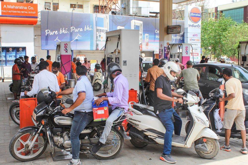 Gurugram: People get their vehicles filled with fuel at a petrol pump in Gurugram, Sunday, May 22, 2022. The central government reduced excise duty on petrol by Rs 8 per litre and on diesel by Rs 6 per litre, on Saturday. (PTI Photo)