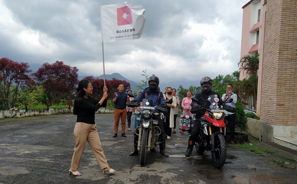 Keneirienuo K Theunuo flags off the campaign at the Directorate of Industries and Commerce on May 13. (Morung Photo)