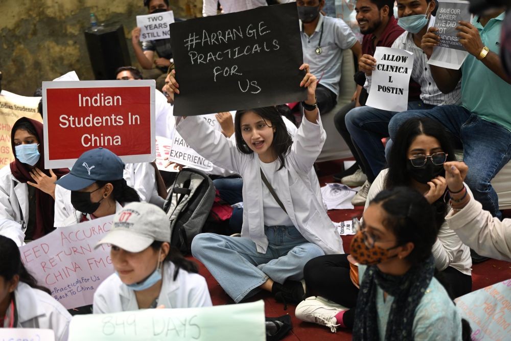 New Delhi: Indian Students In China (ISIC) and Foreign Medical Graduates Parents Association (FMGPA) stage a protest at Jantar Mantar, in New Delhi, Sunday, May 29, 2022. (PTI Photo/Ravi Choudhary)