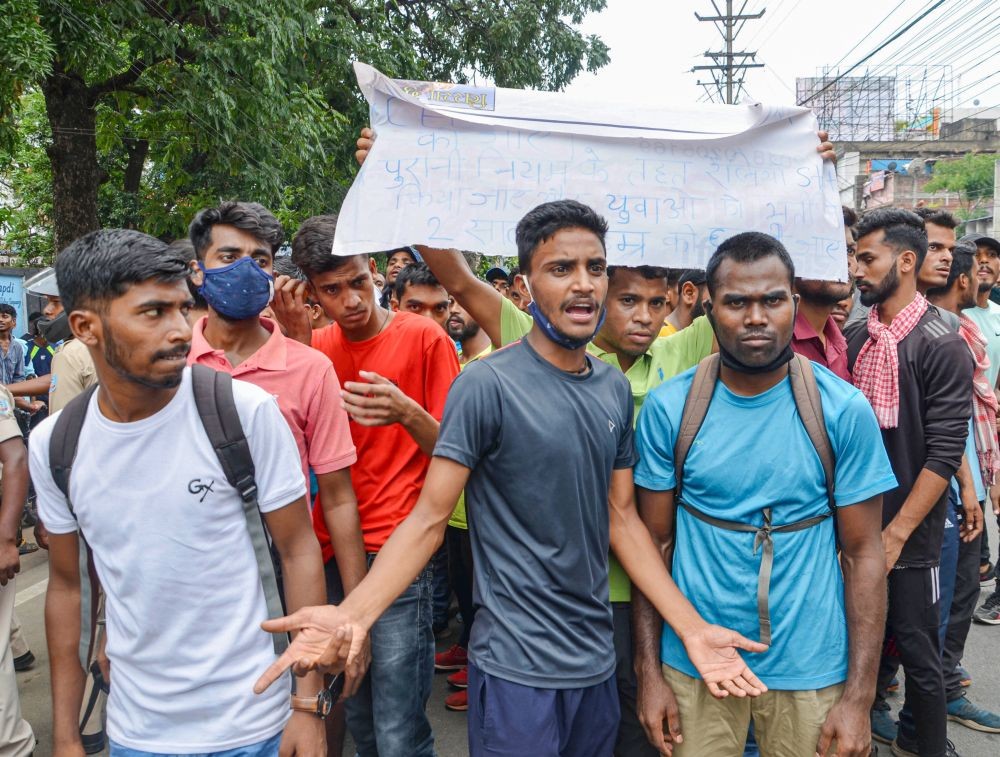 Ranchi: Youngsters protest outside the Army Recruitment Office (ARO-Jharkhand Chapter) against the 'Agnipath' scheme, in Ranchi, Thursday, June 16, 2022. Centre on Tuesday announced the short-term recruitment plan to enlist young citizens into the armed forces. (PTI Photo)