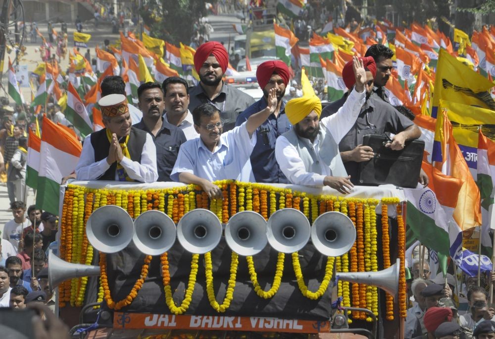 Kullu: Delhi Chief Minister Arvind Kejriwal, Punjab Chief Minister Bhagwant Mann and Himachal Pradesh AAP President Surjit Thakur during AAP's 'Tiranga March' in Kullu, Saturday, June 25, 2022. (PTI Photo)