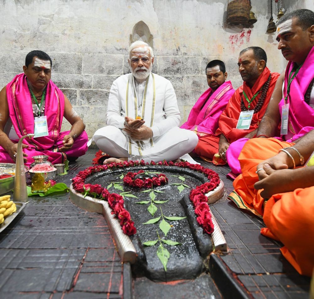 *EDS: TWITTER IMAGE POSTED BY @narendramodi ON TUESDAY, JULY 12, 2022** Deoghar: Prime Minister Narendra Modi offers prayers at Baba Baidyanath Dham, in Deoghar, Tuesday, July 12, 2022. (PTI Photo)