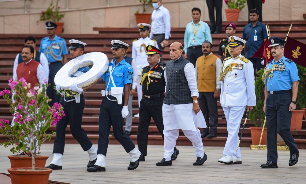 New Delhi: Union Defence Minister Rajnath Singh with MoS Ajay Bhatt, Army Chief General Manoj Pande, IAF Chief Air Chief Marshal VR Chaudhari and Navy Chief Admiral R Hari Kumar pays homage at the National War Memorial on the occasion of Kargil Vijay Diwas, in New Delhi, Tuesday, July 26, 2022. (PTI Photo/Atul Yadav)