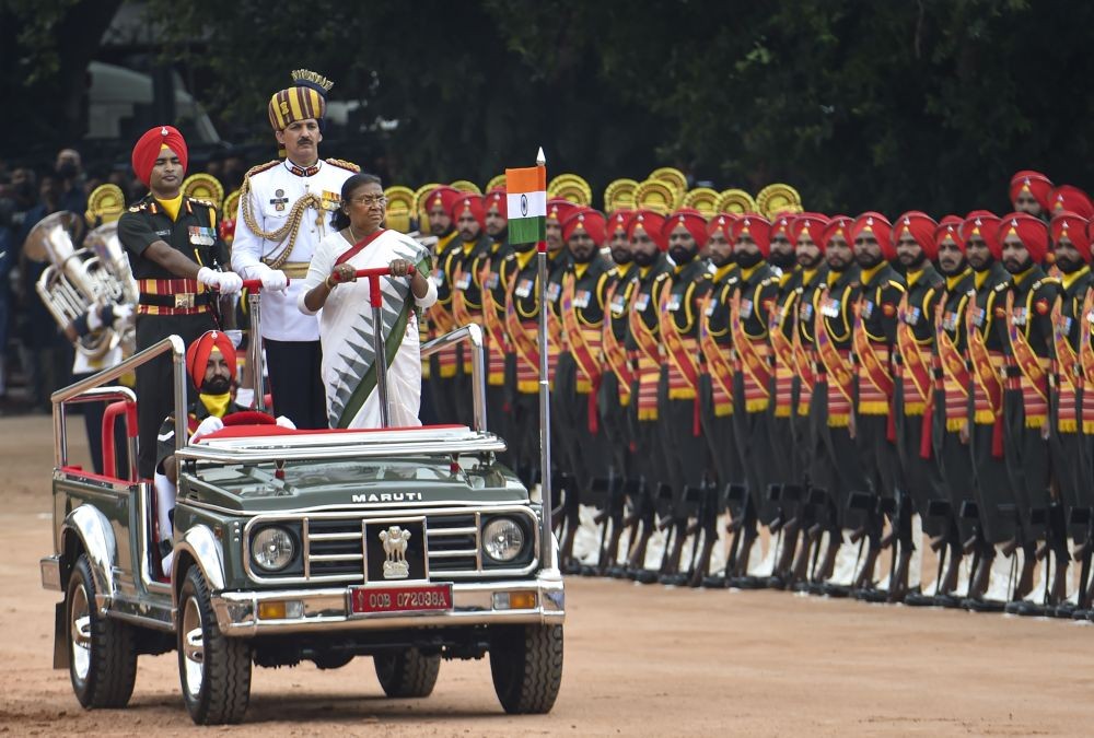 New Delhi: Newly sworn-in President Droupadi Murmu inspects a guard of honour at the forecourt of the Rashtrapati Bhavan, in New Delhi, Monday, July 25, 2022. (PTI Photo/Manvender Vashist Lav)