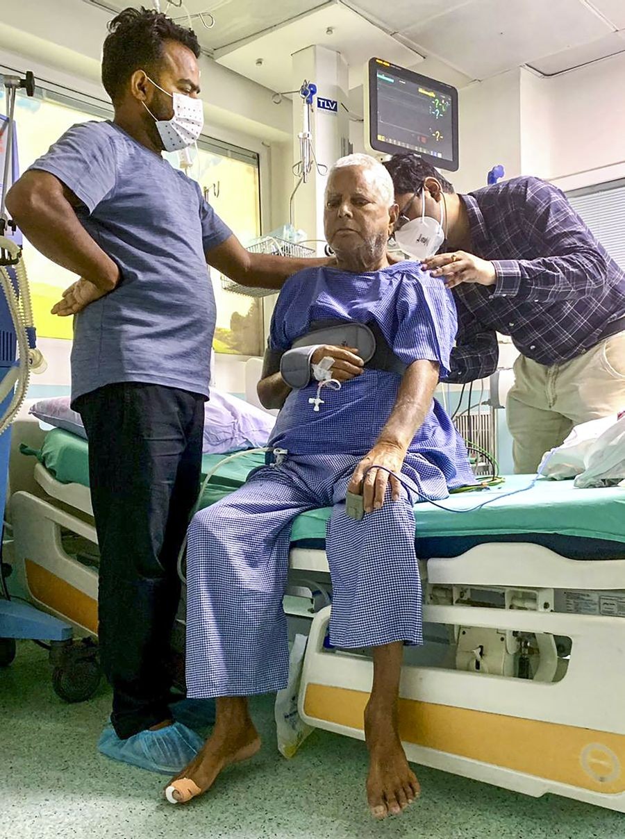**EDS: IMAGE POSTED BY @MisaBharti ON FRIDAY, JULY 8, 2022** New Delhi: RJD leader Lalu Prasad receives treatment at the AIIMS, in New Delhi. His condition is improving. (PTI Photo)