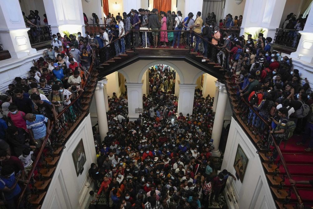 People throng President Gotabaya Rajapaksa‚Äôs official residence for the second day after it was stormed in Colombo, Sri Lanka, Monday, July 11, 2022. Sri Lanka is in a political vacuum for a second day Monday with opposition leaders yet to agree on who should replace its roundly rejected leaders, whose residences are occupied by protesters, angry over the country's economic woes. AP/PTI