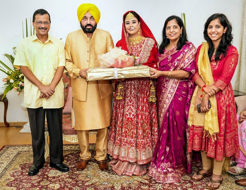 **EDS: TWITTER IMAGE POSTED BY @AamAadmiParty, THURSDAY, JULY 7, 2022** Chandigarh: Punjab Chief Minister Bhagwant Mann and Dr Gurpreet Kaur during their wedding ceremony in Chandigarh. Delhi CM Arvind Kejriwal is also seen. (PTI Photo)
