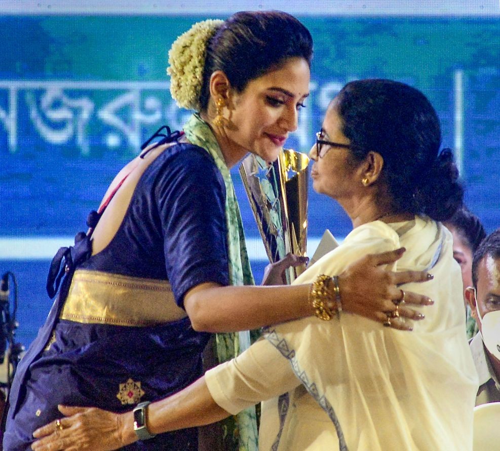 Kolkata: West Bengal Chief Minister Mamata Banerjee presents the 'Mahanayak' Award 2022 to TMC MP and actress Nusrat Jahan during the Banga Bhushan and Banga Bibhushan award ceremony, in Kolkata, Monday, July 25, 2022. (PTI Photo)