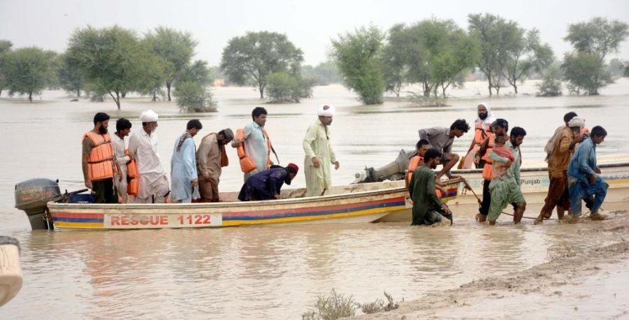 Rescuers evacuate people from a flood-hit area in Rajanpur district of Pakistan's Punjab province on Aug. 27, 2022. The death toll in separate accidents caused by heavy rains across Pakistan has surged to 1,000 since the start of monsoon season on June 14, the National Disaster Management Authority (NDMA) said on Saturday night. (Photo by Mansoor/Xinhua)