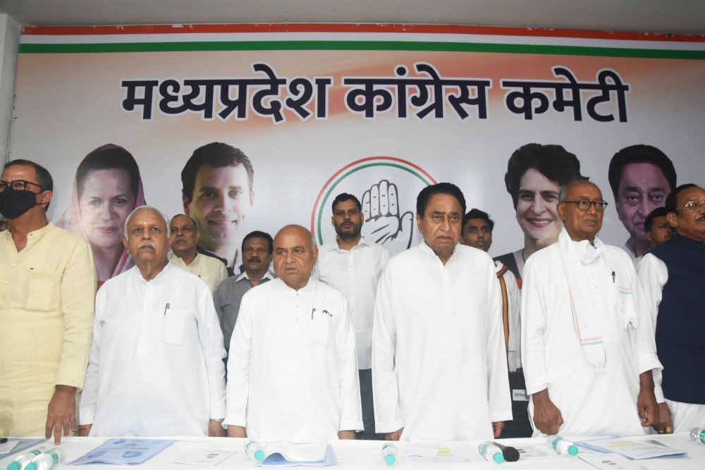 Bhopal: Madhya Pradesh State Congress President Kamal Nath and party leader Digvijay Singh during a meeting of state officials and public representatives at the party office in Bhopal on Thursday, Aug 25, 2022. (PHOTO: IANS/Hukum Verma)