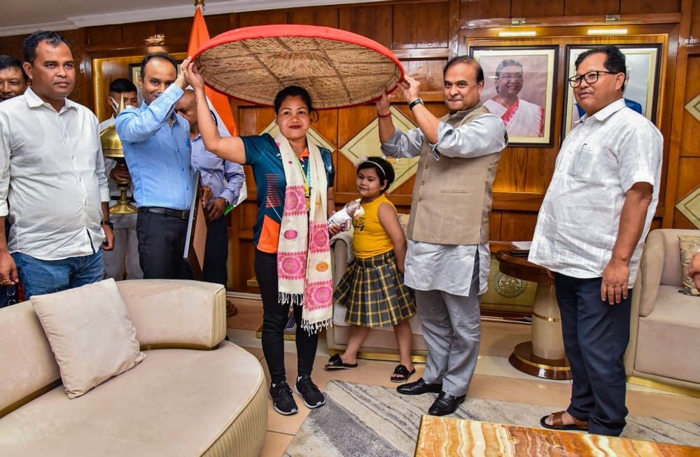 Guwahati: Assam Chief Minister Dr. Himanta Biswa Sarma felicitates Commonwealth Games gold medal winner and lawn bowls player Nayanmoni Saikia in Guwahati, Thursday, Aug. 11, 2022. (PTI Photo)