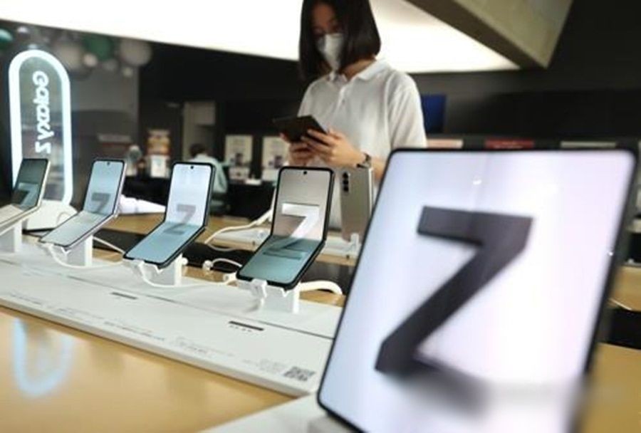 Seoul :This file photo taken Aug. 23, 2021, shows Samsung Electronics Co.'s Galaxy Z Fold3 and Galaxy Z Flip3 smartphones displayed at a store in Seoul. (Photo:Yonhap/IANS)