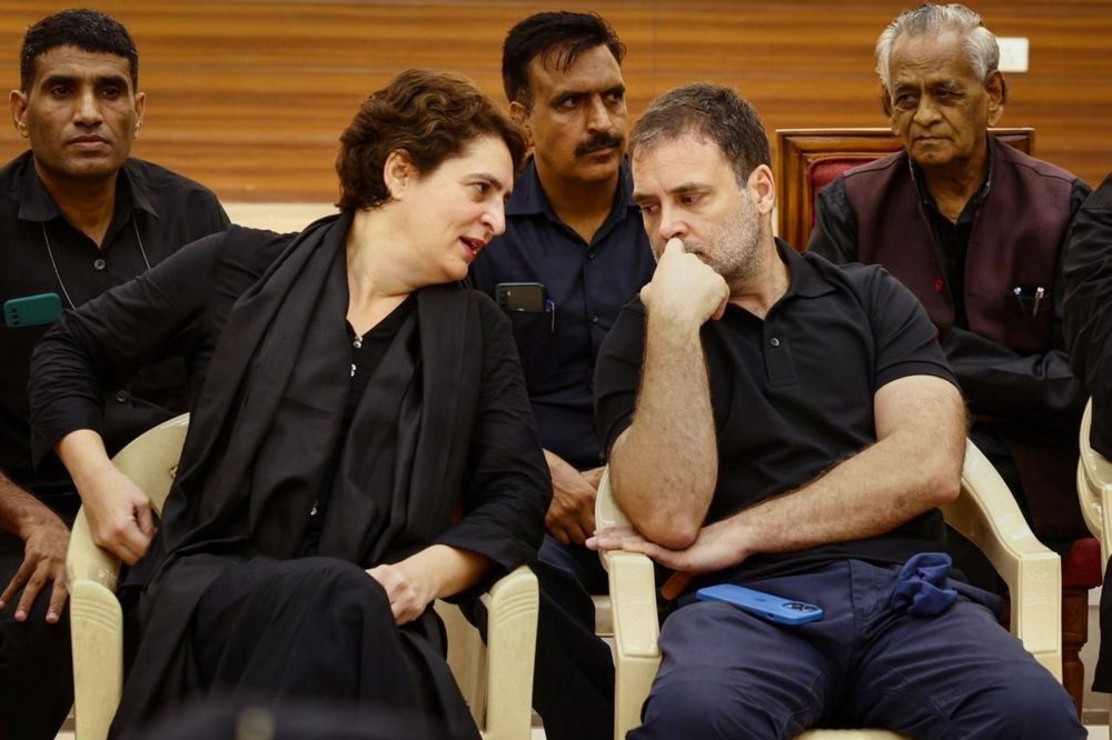 **EDS: TWITTER IMAGE POSTED BY @INCIndia ON FRIDAY, AUG. 5, 2022** New Delhi: Congress leaders Rahul Gandhi and Priyanka Gandhi with party leaders after being detained by police during a protest over price rise, unemployment and GST hike on essential items, at New Police Lines in New Delhi, Friday, Aug 05, 2022. (PTI Photo)