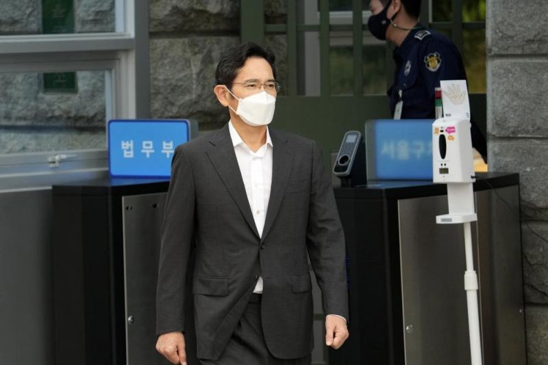 Samsung Electronics Vice Chairman Lee Jae-yong walks out from a detention center in Uiwang, South Korea, Aug. 13, 2021. South Korea's president will pardon billionaire Samsung heir Lee Jae-yong a year after he was released on parole after serving 18 months in prison over his involvement in a massive corruption scandal that triggered waves of protests and toppled a presidency. The decision by President Yoon Suk Yeol was announced by his justice minister on Friday, Aug. 12, 2022. (AP File Photo)