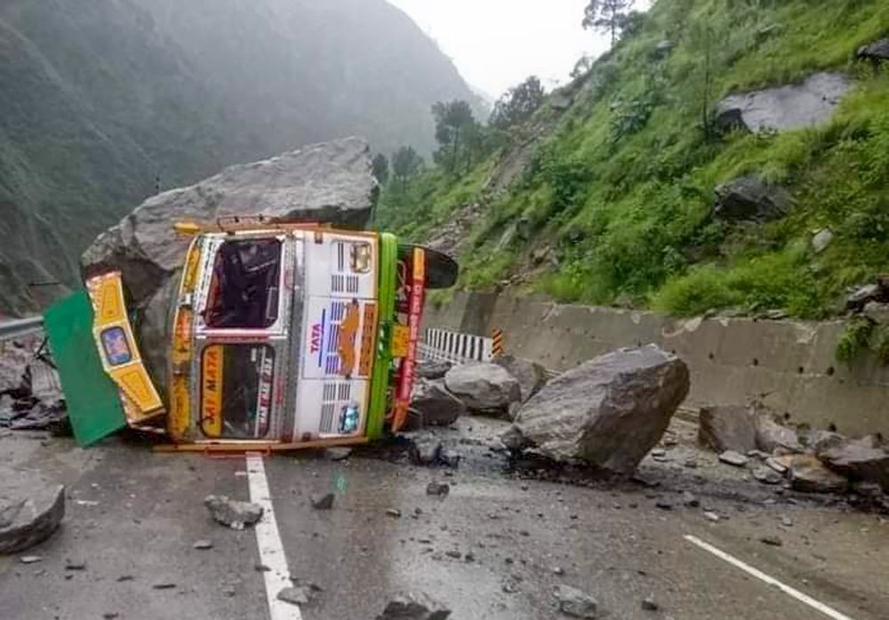 Mandi: A truck damaged by boulders after landslide triggered by heavy monsoon rains, near Mandi, Saturday, Aug. 20, 2022. (PTI Photo)