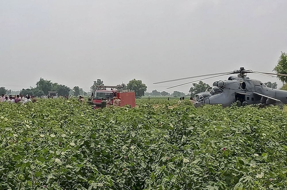 Hanumangarh: An Indian Air Force (IAF) helicopter after it made an emergency landing due to a technical snag, at a farm in Rajasthan's Hanumangarh district, Tuesday, Aug. 23, 2022. (PTI Photo)(PTI08_23_2022_000053B)