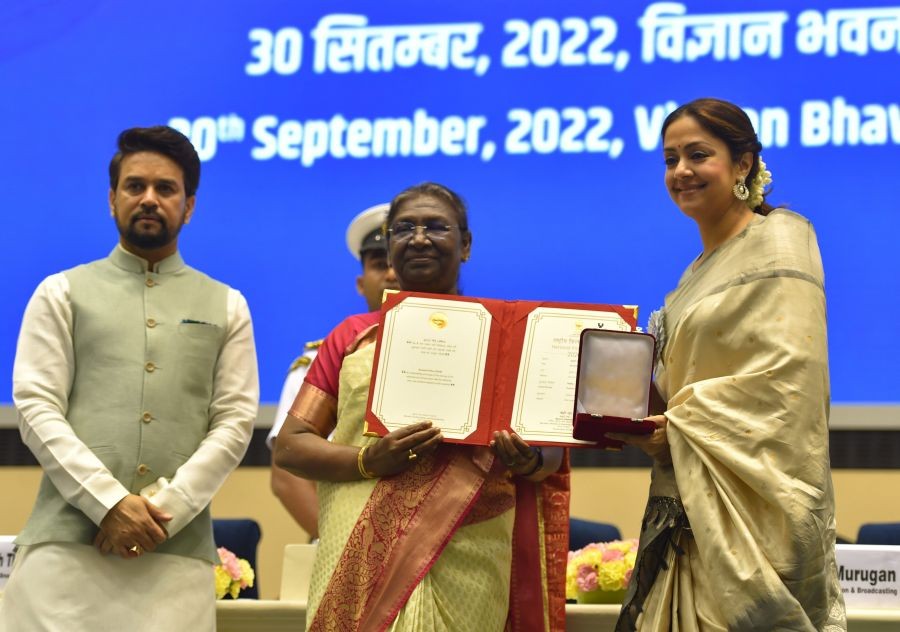 New Delhi: President Droupadi Murmu presents Best Feature film award for Soorari Pottru to Jyothika Saravanan during the 68th National Film Awards presentation ceremony, at Vigyan Bhawan in New Delhi, Thursday, Sept. 30, 2022. Union Minister Anurag Thakur is also seen. (PTI Photo/Shahbaz Khan)