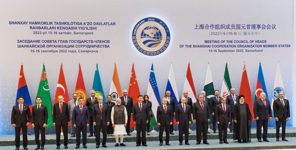 **EDS: HANDOUT PHOTO MADE AVAILABLE FROM PIB ON FRIDAY, SEPT. 16, 2022** Samarkand: Prime Minister Narendra Modi, Chinese President Xi Jinping, Russian President Vladimir Putin, Uzbekistan President Shavkat Mirziyoyev and others pose for photographs during the 22nd Meeting of Council of Heads of State of the Shanghai Cooperation Organization (SCO), in Samarkand, Uzbekistan, Friday, Sept. 16, 2022. (PTI Photo)