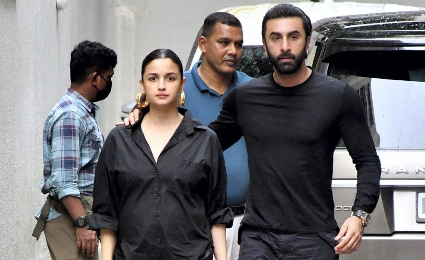 Mumbai: Bollywood actors Alia Bhatt and Ranbir Kapoor at Khar in Mumbai. (PTI Photo)