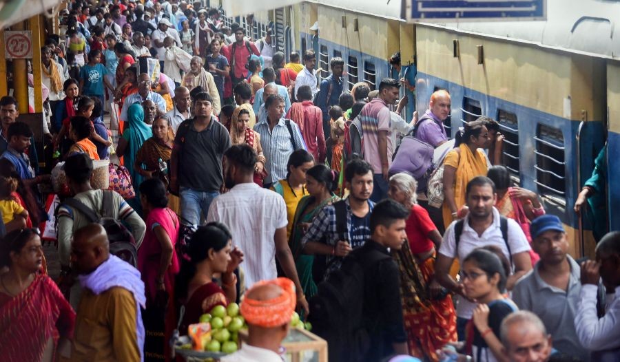 Patna: Passengers board a Patna-Gaya train during 'Pitra Paksha', at a crowded Patna Junction railway station, Tuesday, Sept. 13, 2022. (PTI Photo)