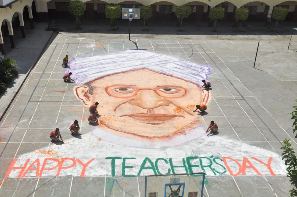 Moradabad: Students paint a portrait of former President Dr Sarvepalli Radhakrishnan on the eve of Teachers Day, in Moradabad, Sept. 4, 2022. (PTI Photo)
