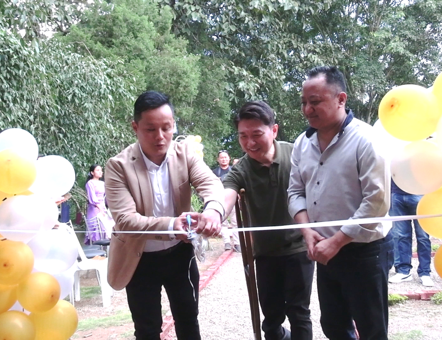 Special guest, Lezo Putsure, founder, EduCenter School of Business, officially inaugurating the 7D and VR stations at Green Park Adventure, Chümoukedima on September 13. (Morung Photo)