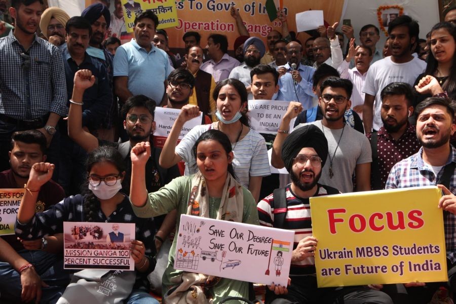 New Delhi: Parents Association of Ukraine MBBS students thanked the Central Government for Operation Ganga and requested them to pursue medical education in India, at Jantar Mantar in New Delhi on Thursday, March 24, 2022. (Photo: Qamar Sibtain/IANS)