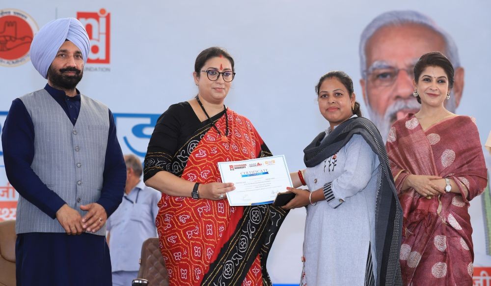 The Union Minister for Women & Child Development and Minority Affairs, Smt. Smriti Zubin Irani felicitates people at Closing Ceremony of Free Mega Multi-Speciality Health Camp, in Chandigarh on September 17, 2022. (PIB Photo)