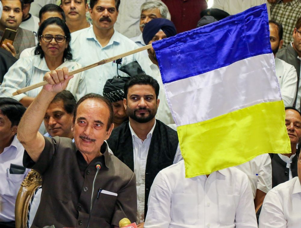 Jammu: Former Jammu and Kashmir chief minister Ghulam Nabi Azad unveils the flag of his new 'Democratic Azad Party' during a press conference, in Jammu, Monday, Sept. 26, 2022. (PTI Photo)