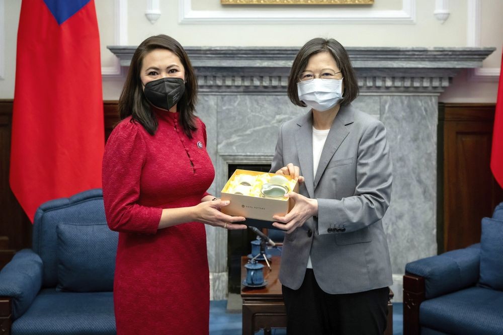 Taipei : In this photo released by the Taiwan Presidential Office, Taiwan's President Tsai Ing-wen, right, exchanges gift with United States Congressional member Florida Democrat Stephanie Murphy in Taipei, Taiwan on Thursday, Sep. 8, 2022. A steady stream of U.S. visitors has come to meet with Taiwanese officials since U.S. House Speaker Nancy Pelosi visited in early August. China in response has stepped up its military harassment, sending warships, warplanes and even drones toward the island daily.AP/PTI Photo