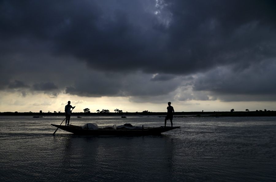 Nadia: Thick clouds hover over the Hooghly river, in Nadia, Monday, Sept. 12, 2022. According to the weather department, heavy rainfall along with thunderstorms and lightning are very likely over Odisha, Chhattisgarh, Vidarbha and East and West Madhya Pradesh till September 13. IMD has predicted that the rainfall in Maharashtra is likely to increase and will continue till September 14. (PTI Photo)