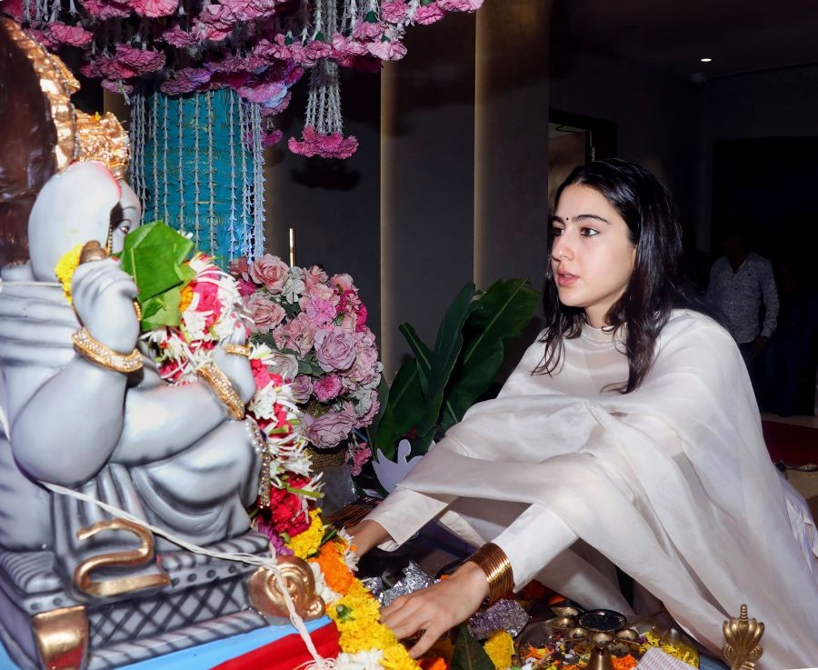 Mumbai: Bollywood film actor Sara Ali Khan offers prayers to Lord Ganesha during 'Ganesh Chaturthi' celebrations, in Mumbai, Wednesday, Sept. 7, 2022. (PTI Photo)