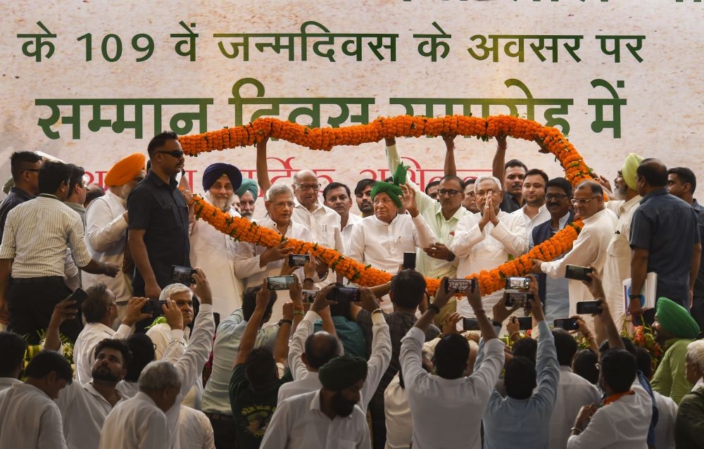 Fatehabad: Indian National Lok Dal (INLD) chief OP Chautala, NCP chief Sharad Pawar, Bihar CM and JD(U) leader Nitish Kumar, Bihar Dy CM and RJD leader Tejashwi Yadav, CPI (M) General Secretary Sitaram Yechury, SAD President Sukhbir Singh Badal and others being garlanded during a rally organised on the occasion of 109th birth anniversary of former deputy PM Devi Lal, in Fatehabad, Sunday, Sept. 25, 2022. (PTI Photo/Atul Yadav)