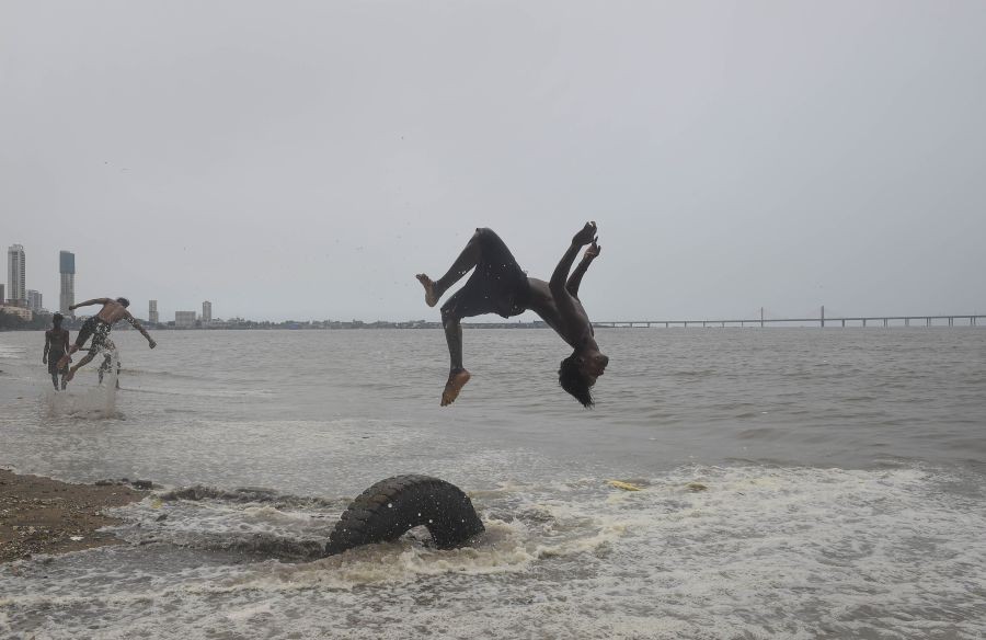 MumbaI: A boy jumps into the Arabian Sea at Dadar beach in Mumbai, Sunday, Sept. 11, 2022. (PTI Photo/Kunal Patil)