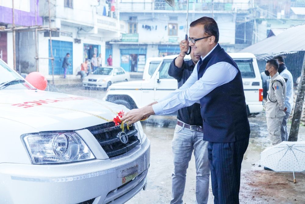 DC Tuensang Kumar Ramnikant, IAS inaugurates the ambulance donated by Medical Oxygen For All on September 27. (Morung Photo)